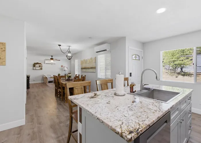 2br Near Square - Gray Frontier House Dom wakacyjny