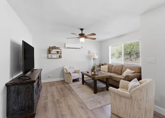 2br Near Square - Gray Frontier House *