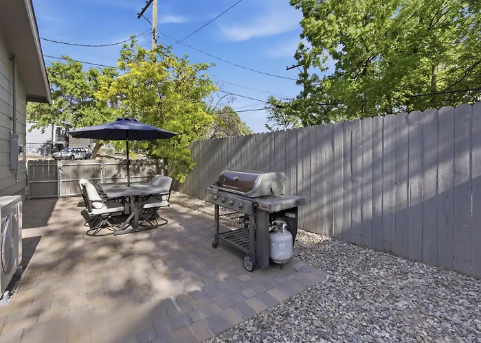 Dom wakacyjny 2br Near Square - Gray Frontier House Prescott