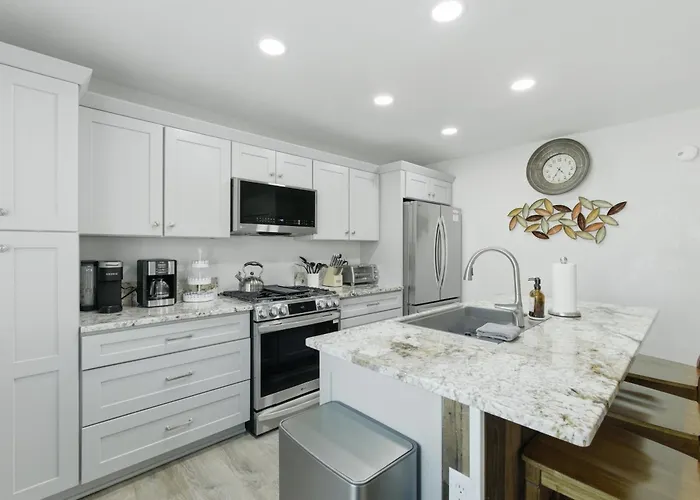 Dom wakacyjny 2br Near Square - Gray Frontier House Prescott