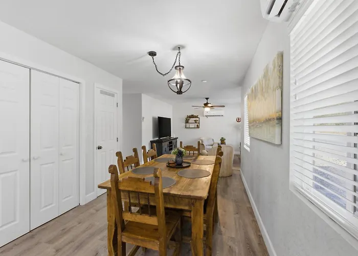 Dom wakacyjny 2br Near Square - Gray Frontier House *