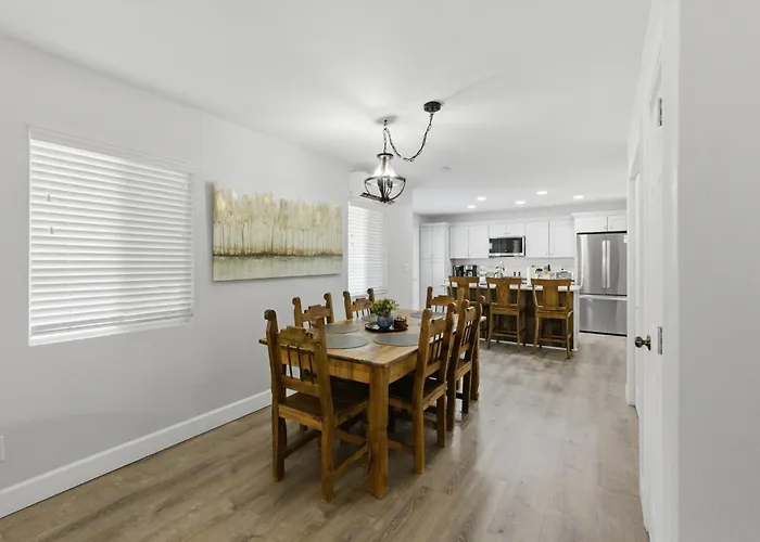 Dom wakacyjny 2br Near Square - Gray Frontier House Prescott