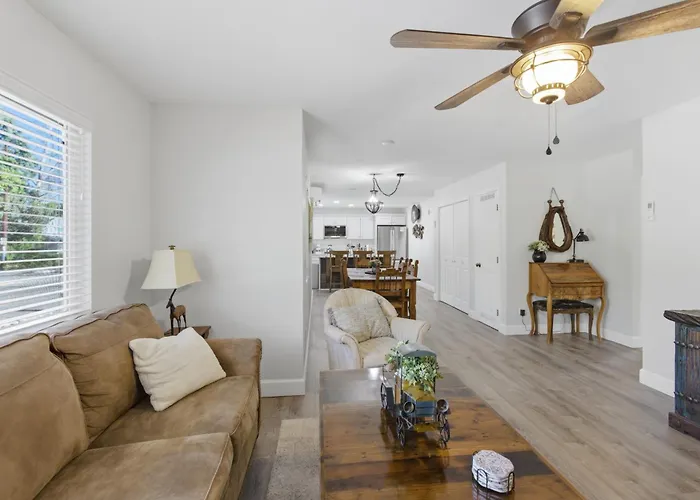 2br Near Square - Gray Frontier House